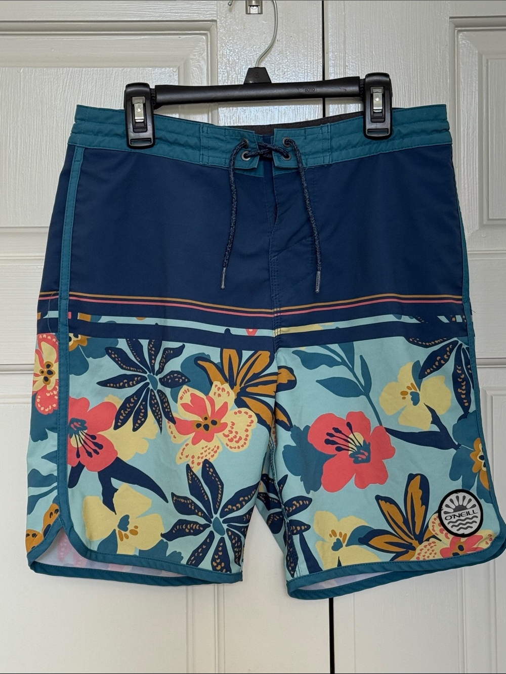 O'Neill Teal Navy Floral Swim Board Shorts.
Size 28